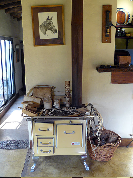 AR1107SM106_rancho_e_cuero.jpg [&copy; Last Frontiers Ltd]