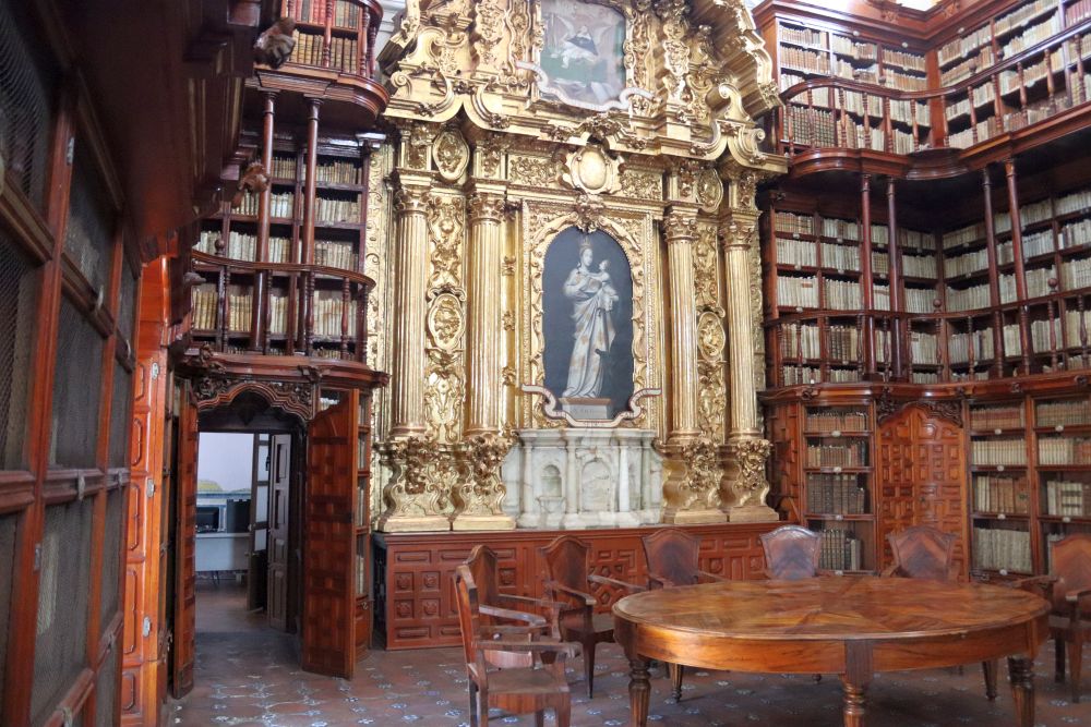 MX2404EP261_puebla-palafoxiana-library.jpg [&copy; Last Frontiers Ltd]