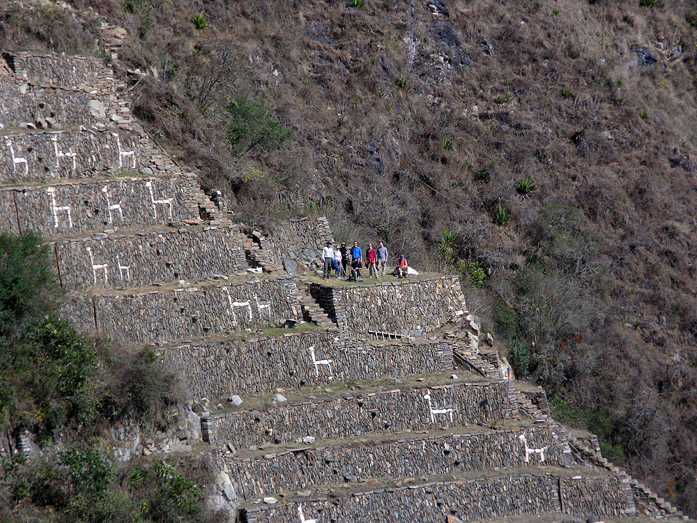 011PE2005AZ_choquequirao-stone-llamas.jpg [&copy; Last Frontiers Ltd]