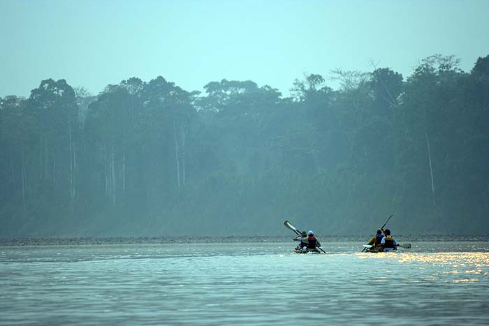 PE0905EP253_tambopata_kayak.jpg [&copy; Last Frontiers Ltd]